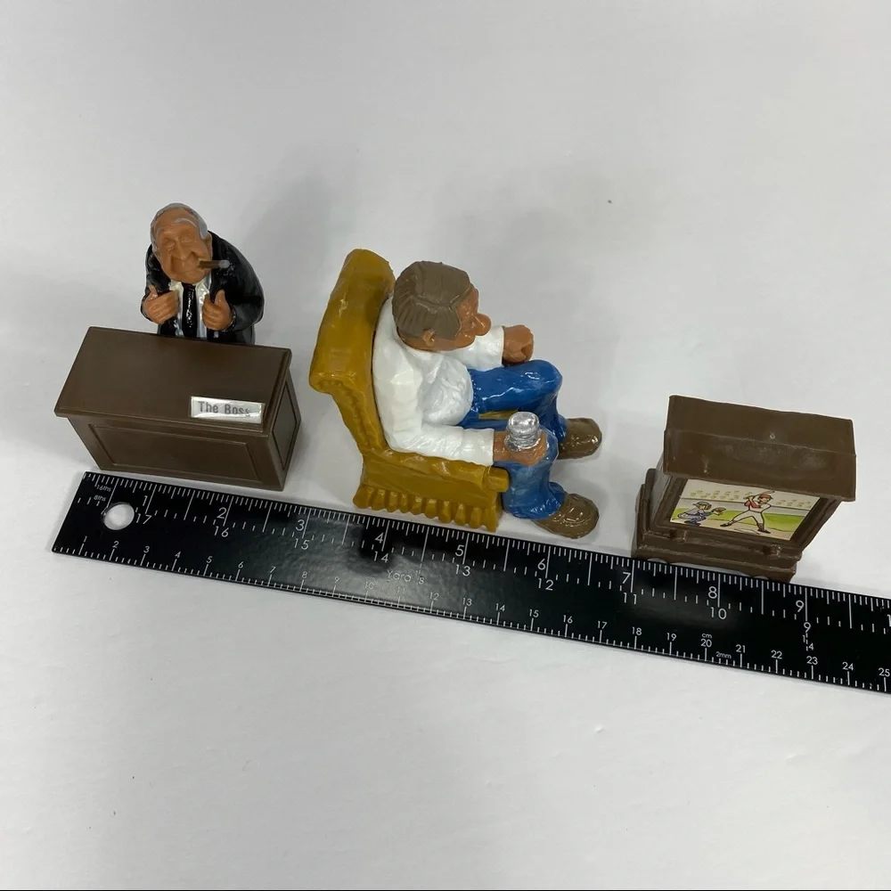 Vintage Wilton Cake Toppers Armchair Quarterback Old Man In Chair TV The Boss